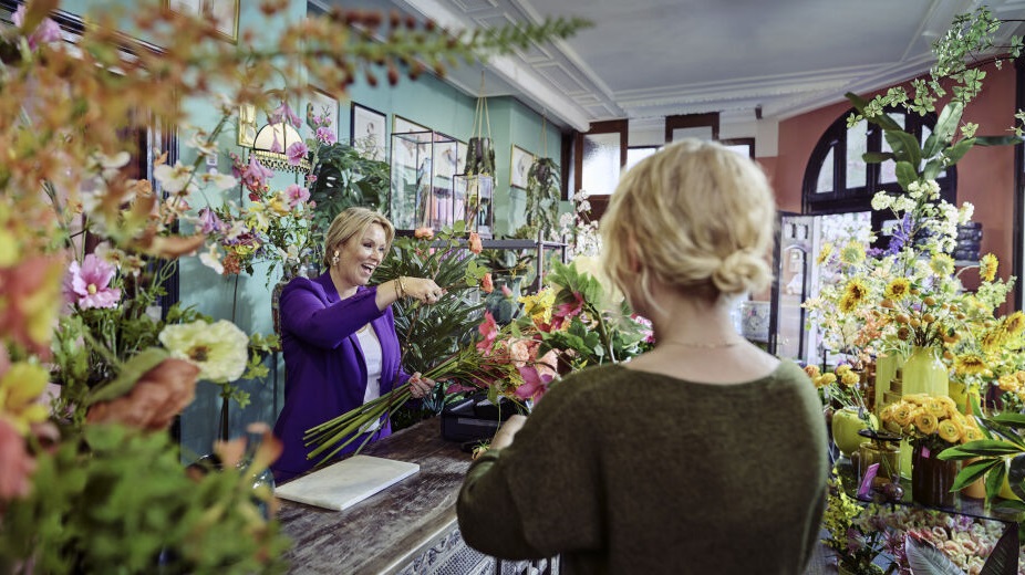 bloemist aan het bloemschikken