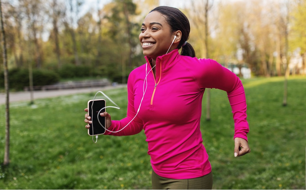 jogger met telefoon in hand