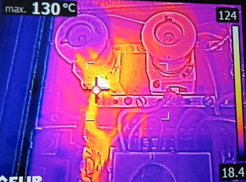 Warmtefoto van oververhitte stoppenkast
