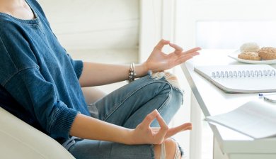 Vrouw mediteren achter laptop